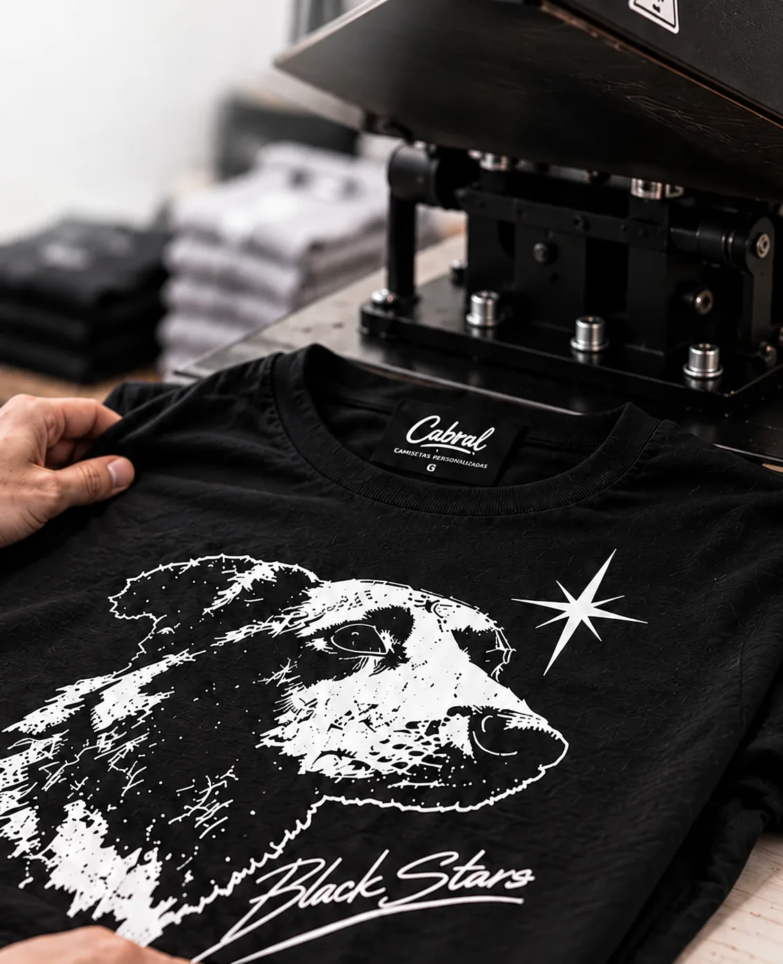 Prensa térmica sobre uma camiseta preta personalizada
